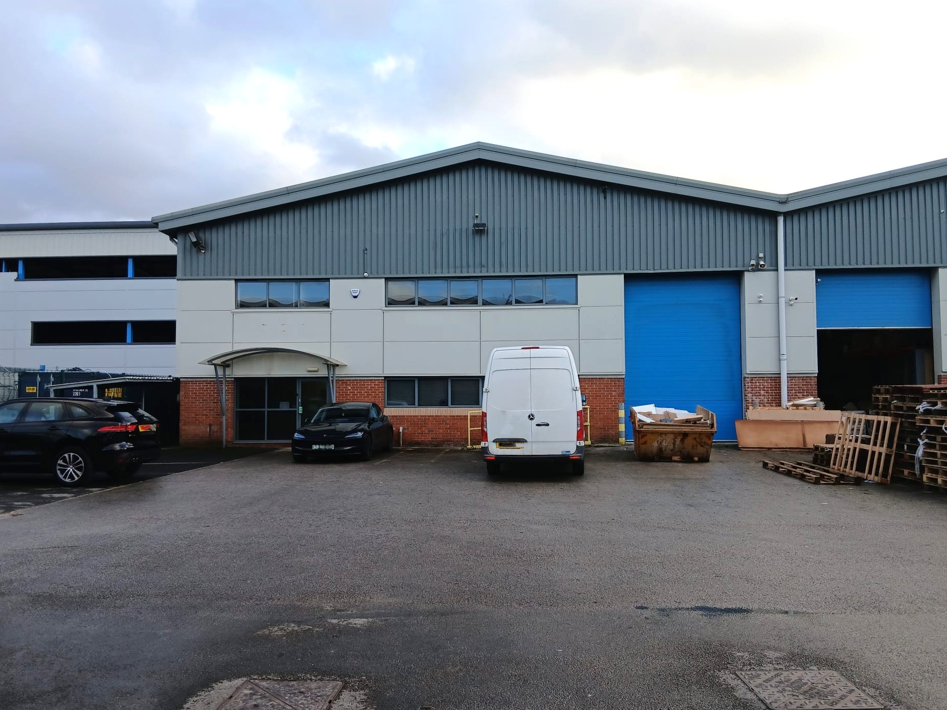 LET - Industrial Unit with Office in Oldham, Meadowbank Business Park, Tweedale Way, Oldham, OL9